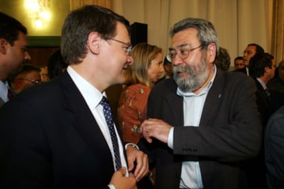 El ministro de Administraciones Públicas, Jordi Sevilla, con el secretario general de UGT, Cándido Méndez.