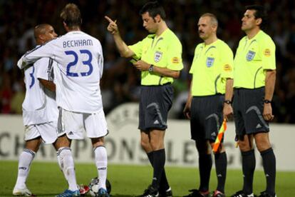 Beckham intenta retirar a Roberto Carlos del trío arbitral después de recibir una tarjeta amarilla cuando se dirigía al vestuario en el descanso.