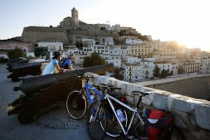 Dos ciclistas miran la ciudad en Ibiza.