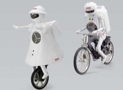 Un robot monociclista y otro ciclista fabricados por la empresa Murata que se han mostrado por primera vez juntos en Europa.
