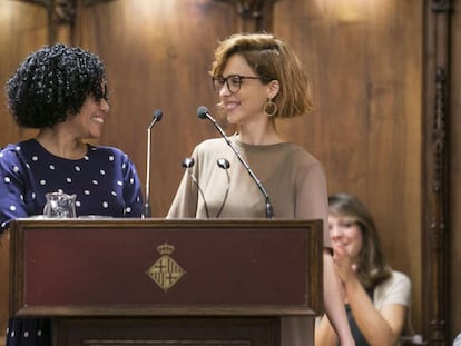 La pregonera Leticia Dolera cede la palabra a su amiga Carmen Juares, de la asociación Mujeres migrantes
