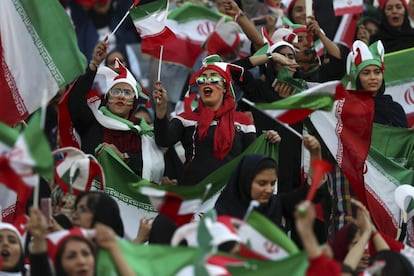 Mujeres celebran haber podido acceder al estadio de fútbol, durante el partido entre su equipo nacional y Camboya en la clasificatoria para la Copa Mundial 2022 en el Estadio Azadi en Teherán, (Irán), este jueves. Es la primera vez en cuatro décadas en que las iraníes han entrado en un campo de fútbol libremente, sin ser preseleccionadas.