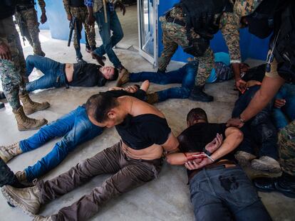 Policiais detêm suspeitos de participação no assassinato do presidente haitiano, Jovenel Moïse, em Porto Príncipe, nesta quinta-feira.