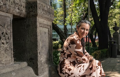 Mónica Beck, suscriptora del diario EL PAÍS, en el paseo de la Reforma de Ciudad de México.