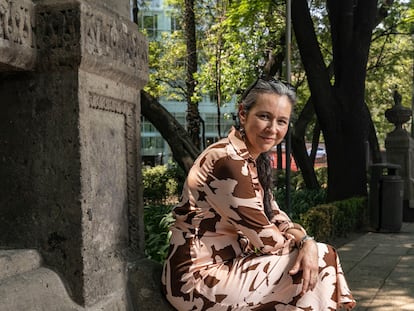 Mónica Beck, suscriptora del diario EL PAÍS, en el paseo de la Reforma de Ciudad de México.