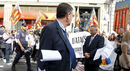 El diputado Enric Morera, increpado por miembros del GAV durante la procesión cívica.