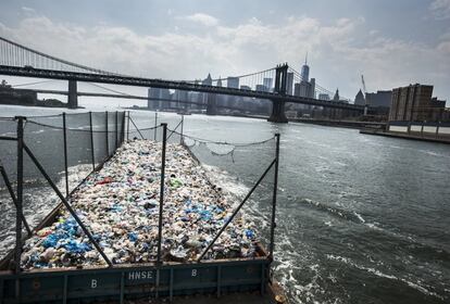Una barcaza traslada restos de plástico a un centro de reciclaje de Brooklyn.