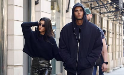 Kourtney Kardashian y su pareja, el modelo Younes Bendjima, por las calles de París a finales de septiembre.