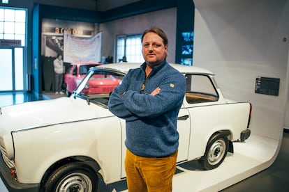 Randy K?mpf, curador del museo August Horch, que recorre 120 a?os de historia de la produccin de automviles en Zwickau, fotografiado el jueves pasado con un modelo de Trabant. 