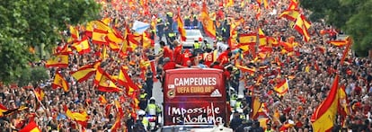 Los aficionados saludan el paso del autobús descubierto que lleva a la Selección Española de Fútbol en su paseo desde el aeorpuerto de Barajas a Cibeles tras ganar la Eurocopa 2008 el día antes.