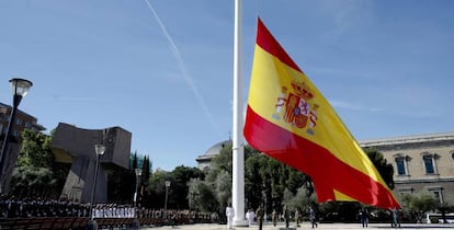 Izado de la bandera de la plaza de Colón en Madrid de hoy.