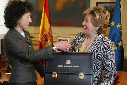 Mercedes Cabrera Calvo-Sotelo recibe la cartera de Educación de manos de María Jesús San Segundo.