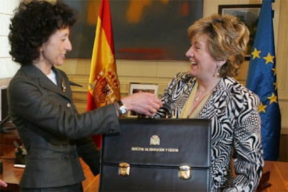 Mercedes Cabrera Calvo-Sotelo recibe la cartera de Educación de manos de María Jesús San Segundo.