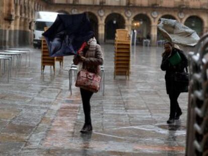 La borrasca Elsa dará sus últimos coletazos el sábado por la mañana pero al mediodía comenzarán los efectos de Fabien, que el domingo pondrá a toda la costa desde Galicia al País Vasco bajo aviso máximo