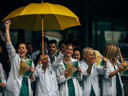 Concentración de médicos en el hospital de Santiago el pasado 13 de abril.