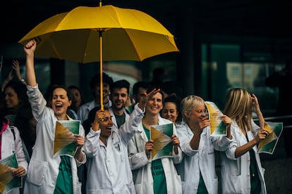 Concentración de médicos en el hospital de Santiago el pasado 13 de abril.