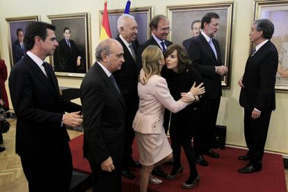 Varios ministros felicitan a Soraya Saénz de Santamaría después de tomar la cartera de vicepresidencia.