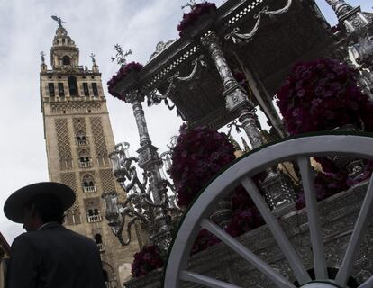 GRA112. SEVILLA, 12/05/2016.- El Simpecado de la Hermandad del Salvador a su paso por la Giralda de Sevilla momentos antes de iniciar su peregrinaje hacia El Rocío (Huelva), siendo una de las 27 hermandades que han comenzado hoy su camino a la aldea almonteña. EFE/Raúl Caro