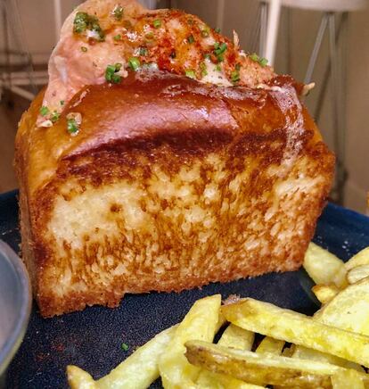 EL DELICIOSO LOBSTER ROLL, SANDWICH DE PAN BRIOCHE CON BOGAVANTE / CAPEL