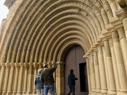 Portada rom&aacute;nica del monasterio de Santa Maria de Sijena, Huesca.