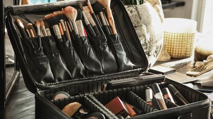 Incluyen compartimentos que permiten clasificar el maquillaje y mantenerlo todo organizado.GETTY IMAGES.