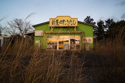 Un restaurante abandonado en la zona de exclusión de la ciudad de Tomioka, en la prefectura de Fukushima, el 27 de febrero de 2021.