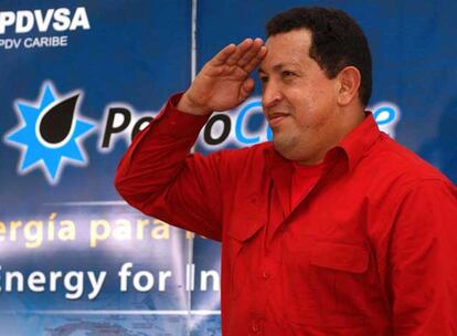 Chávez saluda durante su visita a unas instalaciones de Petróleos de Venezuela el viernes pasado en Dominica.