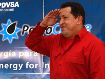 Chávez saluda durante su visita a unas instalaciones de Petróleos de Venezuela el viernes pasado en Dominica.