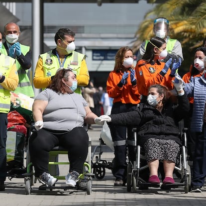 Gloria, de 52 años de Pinar de Chamartín (izquierda), saliendo del hospital de Ifema como uno de sus últimos pacientes de coronavirus.