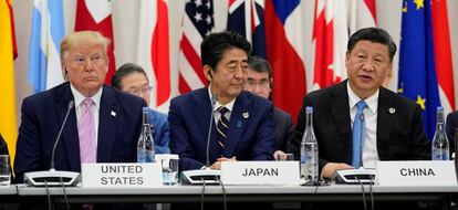 El primer ministro japonés Shinzo Abe, en la cumbre del G20 en Osaka entre el presidente de EE UU Donald Trump y el de China, Xi Jinping.
