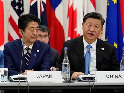 El primer ministro japon&eacute;s Shinzo Abe, en la cumbre del G20 en Osaka entre el presidente de EE UU Donald Trump y el de China,  Xi Jinping.