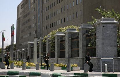 Miembros de las fuerzas iraníes, durante el ataque al edificio del Parlamento en el centro de Teherán.