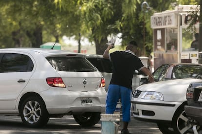 Jóvenes cuidando coches en la zona de oficinas de Puerto Madero
