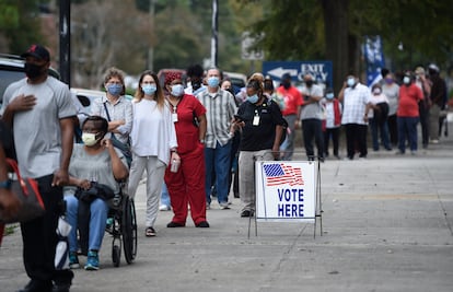 Decenas de personas esperan en fila para votar anticipadamente en las presidenciales de 2020, en Augusta, Georgia.