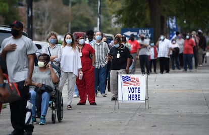 Dezenas de pessoas esperam em fila para votar antecipadamente para presidente, em Augusta (Geórgia).