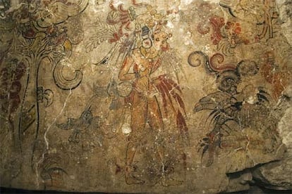 Mural que muestra la creacin del cosmos y la coronacin de uno de los reyes mayas.