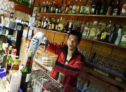 Xiaochiao Chen, el camarero del bar  La Fuentecilla, en la calle de Toledo.