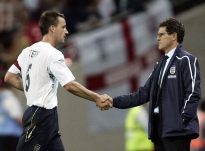 Terry y Capello se dan la mano tras un partido de Inglaterra contra Chequia