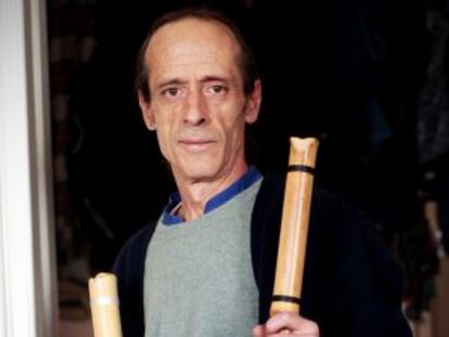 José Vargas, con las flautas que fabrica en el sierra de Gredos.