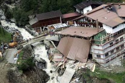 Imagen de un edificio destrozado por las riadas en el valle de Paznauntal, en Austria.