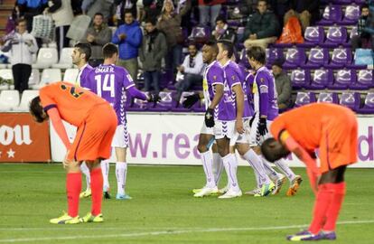 El Valladolid festeja un gol ante la impotencia del Bar&ccedil;a B.