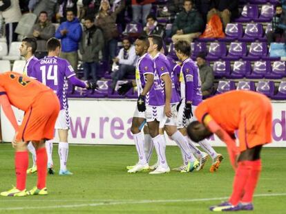 El Valladolid festeja un gol ante la impotencia del Bar&ccedil;a B.