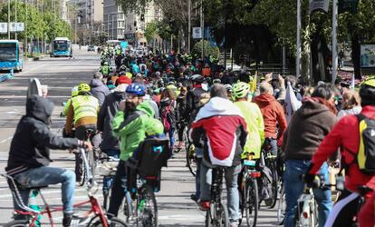 Manifestación ciclista, el pasado abril, reclamanado un carril en Castellana.