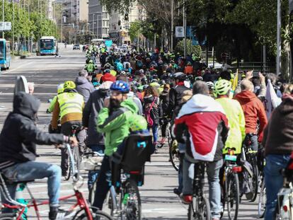 Manifestación ciclista, el pasado abril, reclamanado un carril en Castellana. 