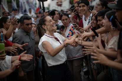 Claudia Sheinbaum saluda a sus seguidores en la explanada del Instituto Cabañas de Guadalajara, el día 28 de mayo de 2024.