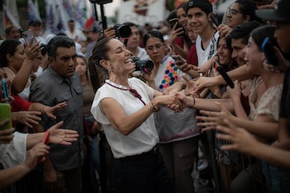 Claudia Sheinbaum saluda a sus seguidores en la explanada del Instituto Cabañas de Guadalajara, este martes. 