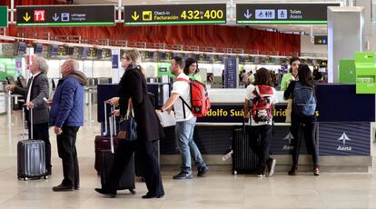 Varias personas se disponen a viajar en el aeropuerto Adolfo Suárez Barajas con motivo de la operación salida de Semana Santa.