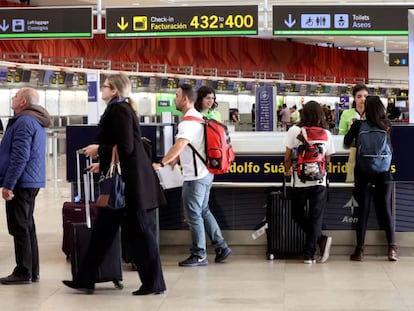 Varias personas se disponen a viajar en el aeropuerto Adolfo Suárez Barajas con motivo de la operación salida de Semana Santa.