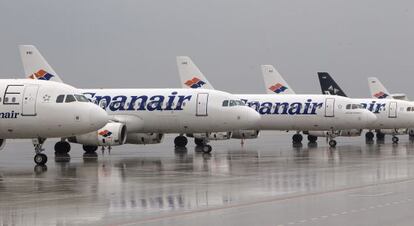 Aviones de la extinta Spanair aparcados en el aeropuerto de Barcelona. 