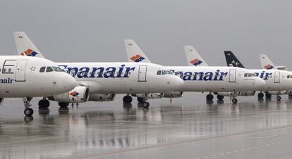 Aviones de la extinta Spanair aparcados en el aeropuerto de Barcelona.